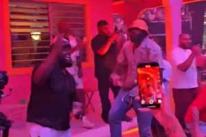 hth体育-嗨翻全场观众晒出詹姆斯与坏痞兔演唱会激情热舞片段