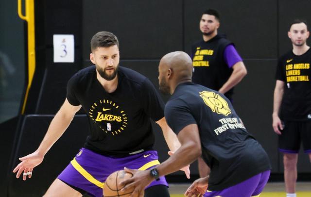 hth-三分8连中！湖人暗藏2米08高炮苦练：季后赛当奇兵？